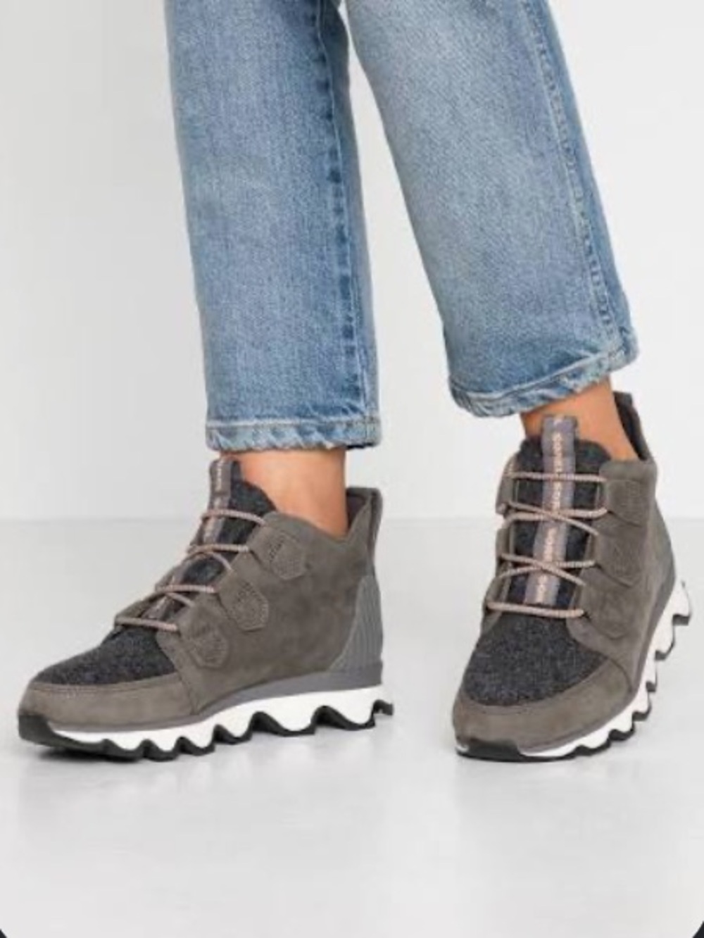 Sorel Kinetic Caribou Sneaker Boot 🥾 size 9